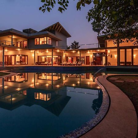 Jay House By Stayvista - Leisure Oasis With Pool, Snooker, Table Tennis & Foosball Fun อลีบาก ภายนอก รูปภาพ