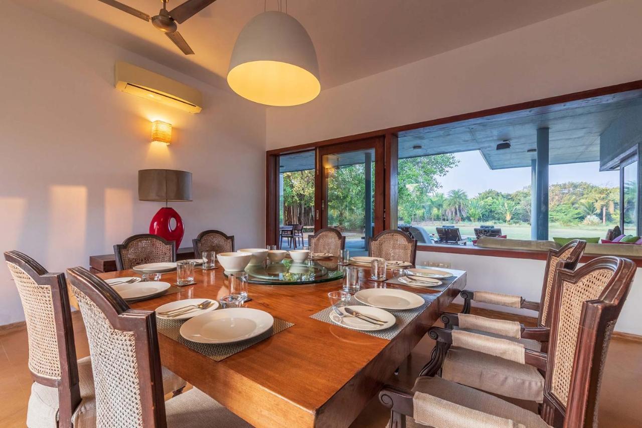 Jay House By Stayvista - Leisure Oasis With Pool, Snooker, Table Tennis & Foosball Fun อลีบาก ภายนอก รูปภาพ