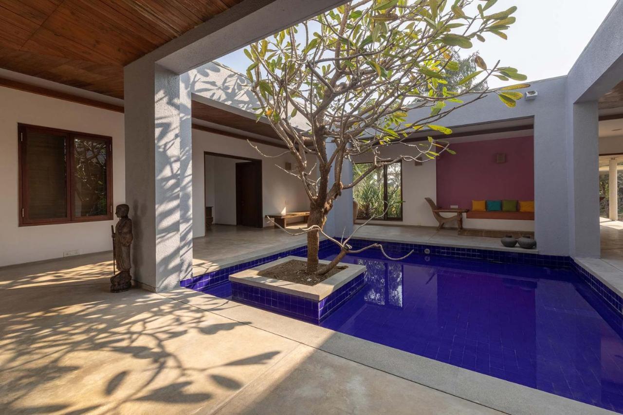 Jay House By Stayvista - Leisure Oasis With Pool, Snooker, Table Tennis & Foosball Fun อลีบาก ภายนอก รูปภาพ