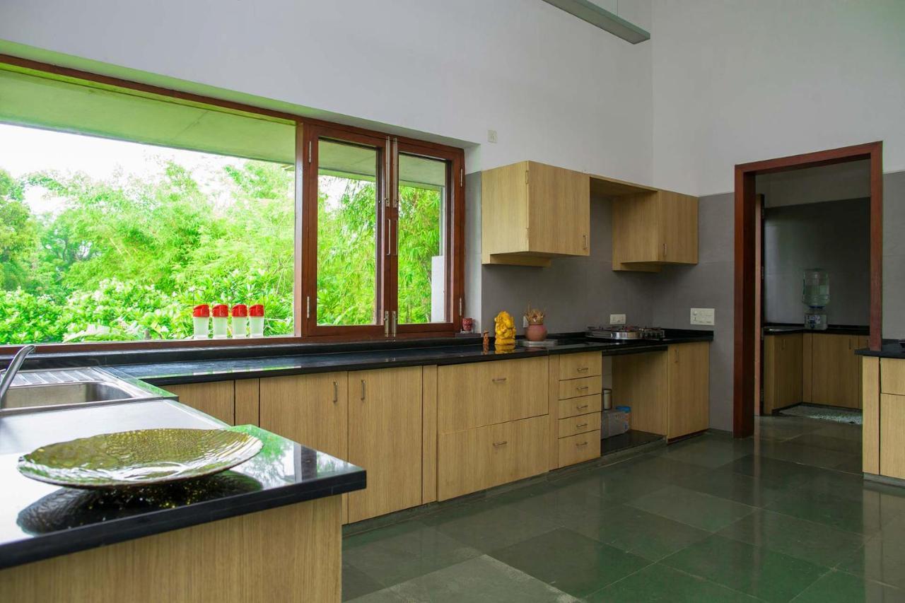 Jay House By Stayvista - Leisure Oasis With Pool, Snooker, Table Tennis & Foosball Fun อลีบาก ภายนอก รูปภาพ
